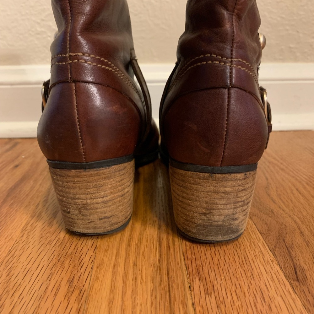 Clark’s brown leather boots. - Picture 8 of 16